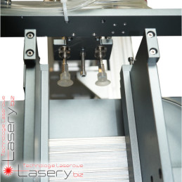 Pneumatyczny podajnik tabliczek do znakowarek laserowych