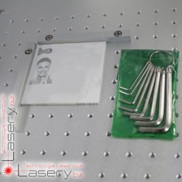 Znakowarka laserowa UV 3W do etykiet z podajnikiem rolowym